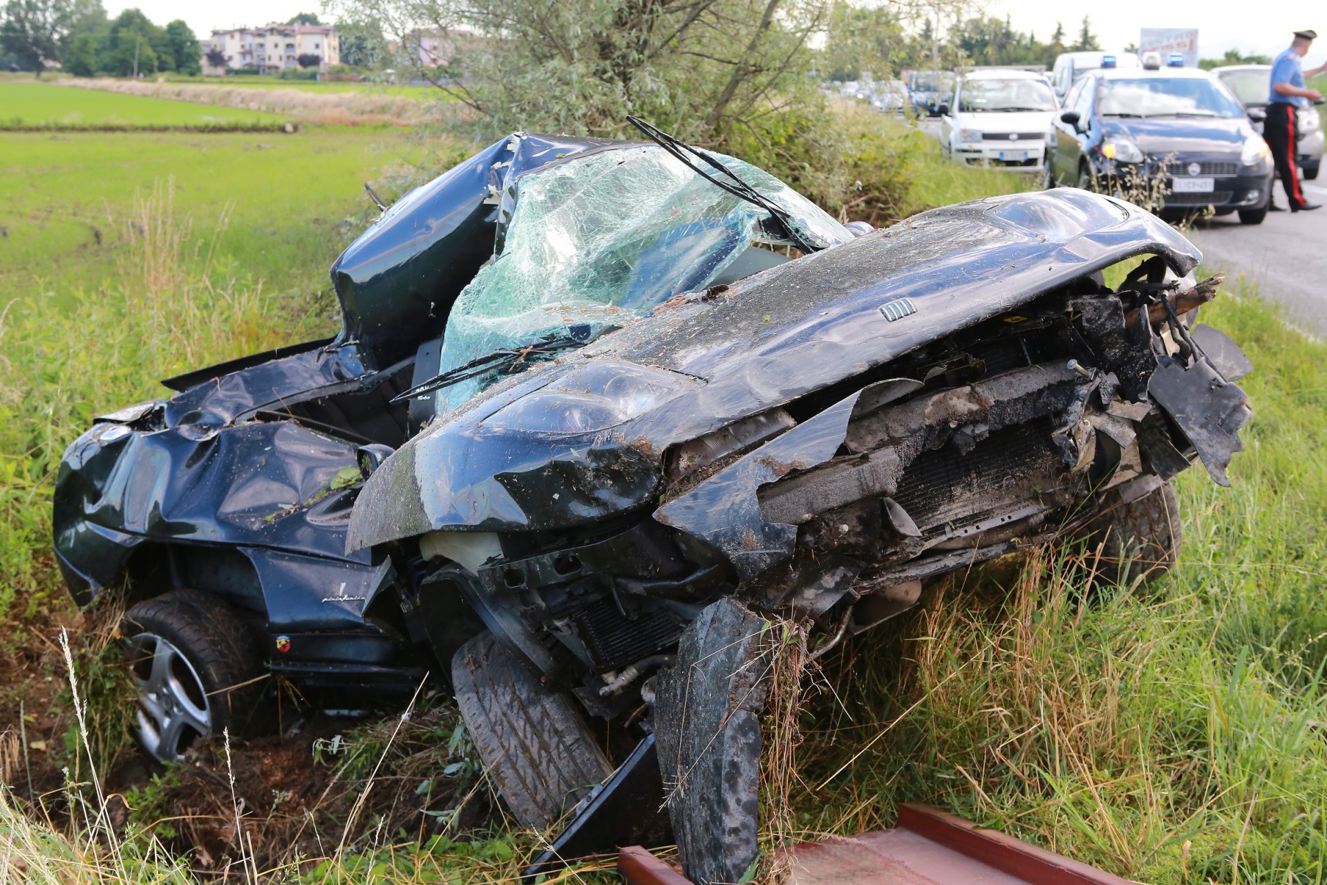 Gaggiano, 19enne Si Schianta Contro Un Albero: Auto Distrutta