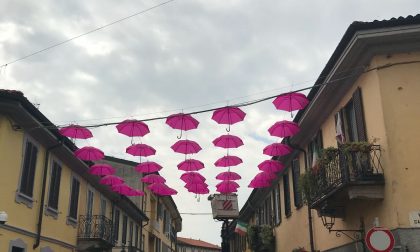 Ombrelli rosa piovono... dal cielo