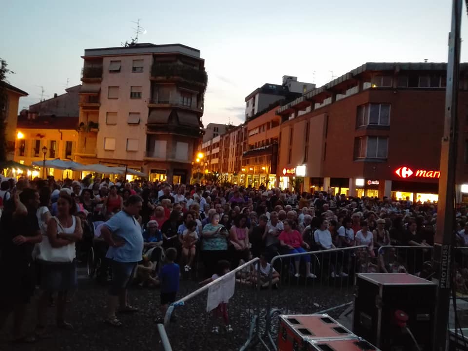 Granello a Saronno: bagno di folla in piazza Libertà