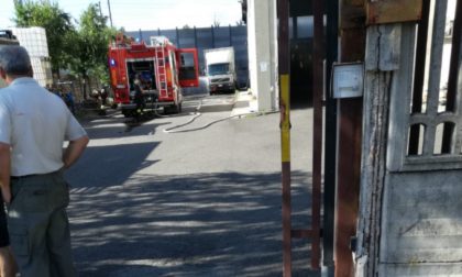 Camion in fiamme ad Arluno, paura in un cortile