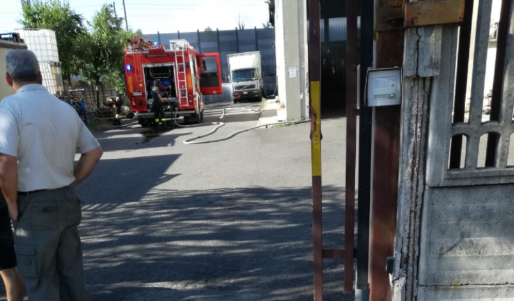 Camion in fiamme ad Arluno, paura in un cortile