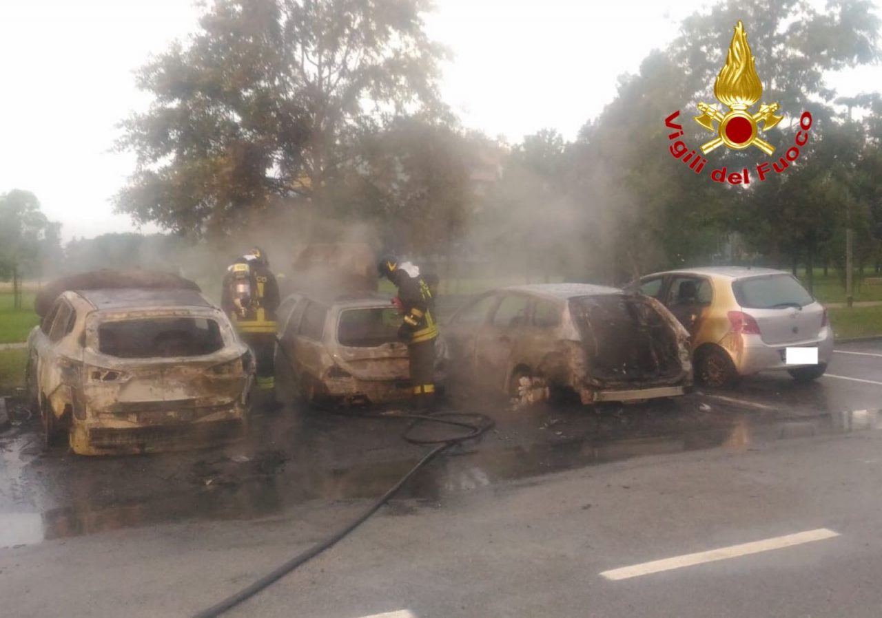Settimo, altre 3 auto bruciate in via Don Minzoni FOTO E VIDEO
