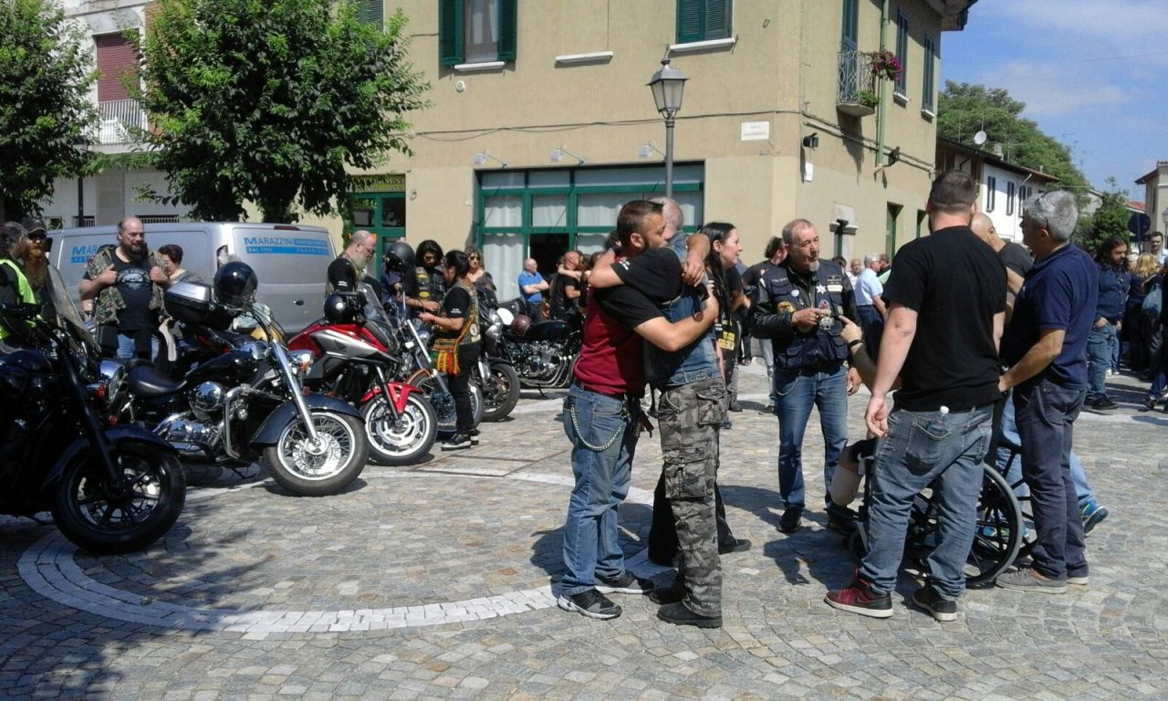 https://primamilanoovest.it/cronaca/rombo-di-motori-per-lultimo-saluto/