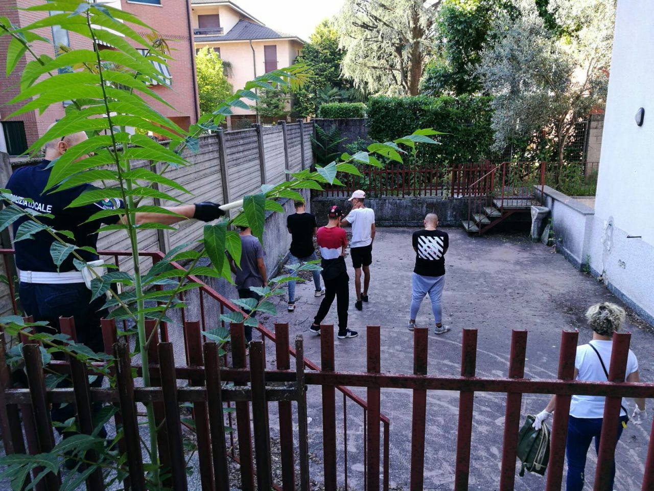 Blitz in via Pasubio, fuori gli irregolari dalla villa confiscata alla mafia