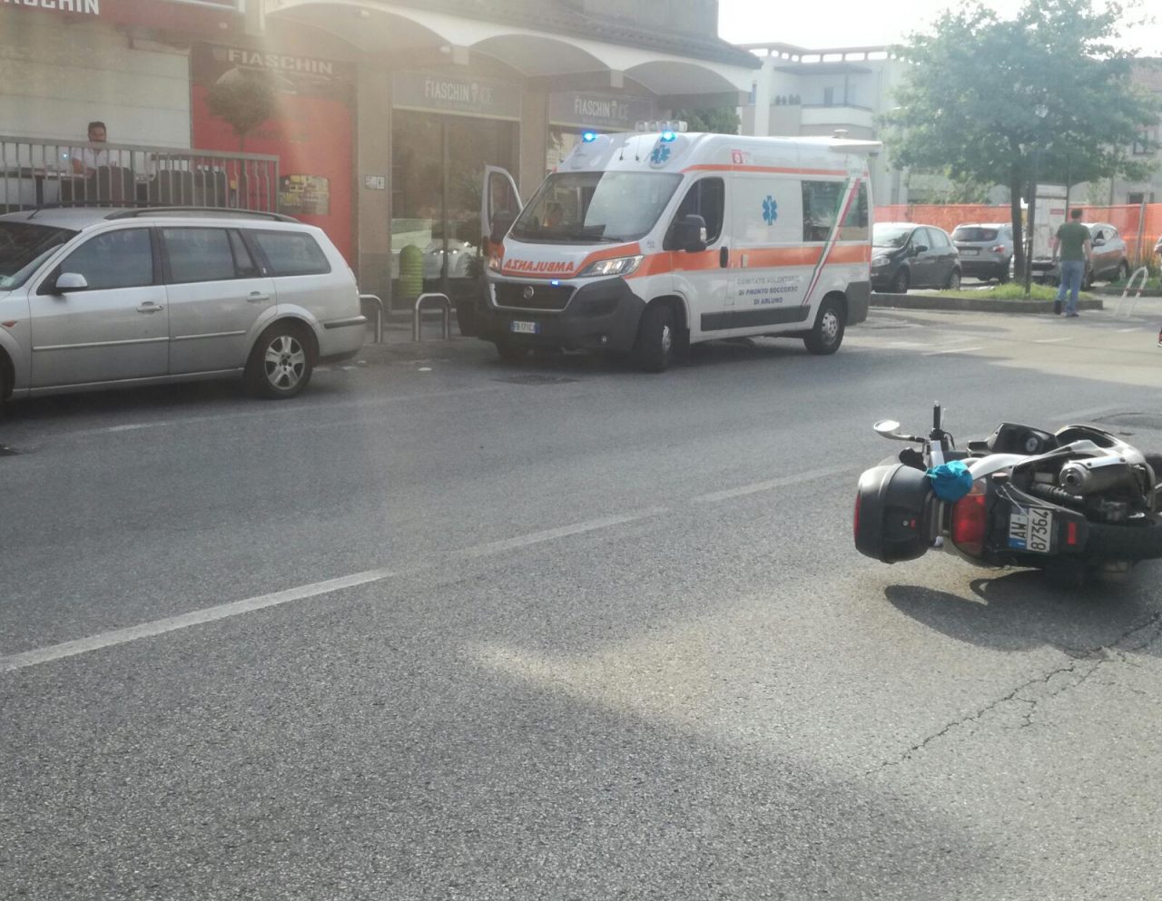 Scooter finisce a terra: paura a Pogliano Milanese