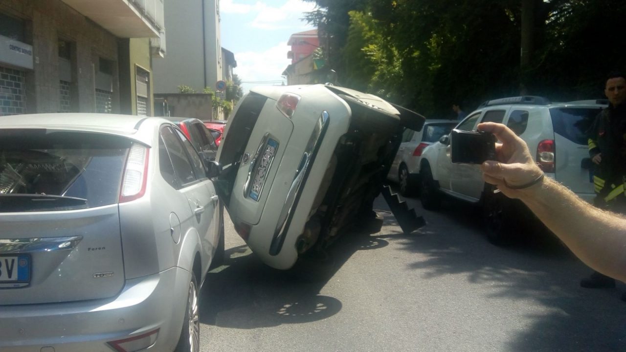 Auto ribaltata, 83enne finisce in ospedale
