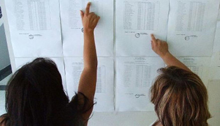 Figlio bocciato: insulti e spintoni alla professoressa