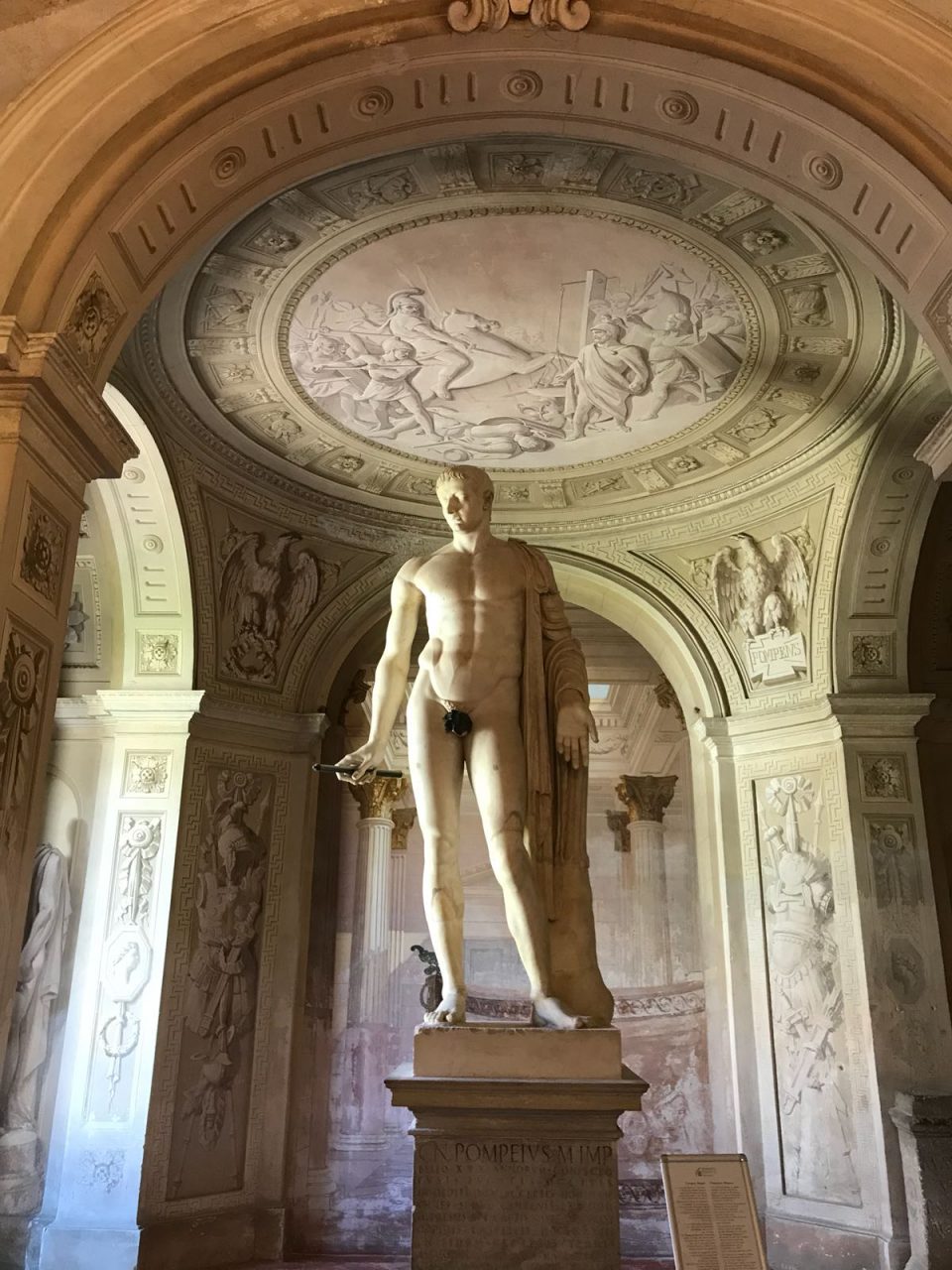 “Foglia di fico anacronistica”… e la tolgono dalla statua