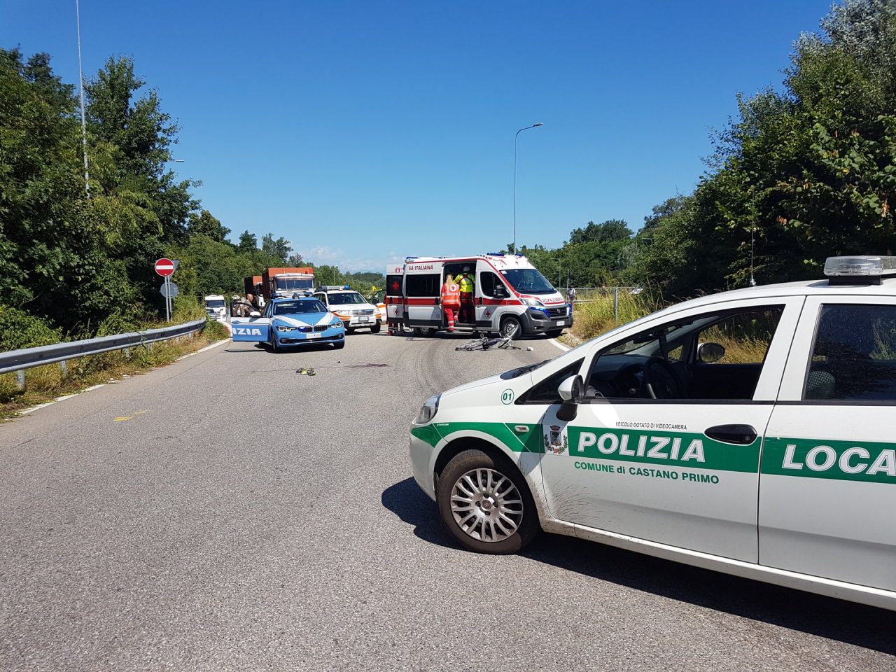 Ciclista investito a Castano Primo: muore in ospedale – LE FOTO
