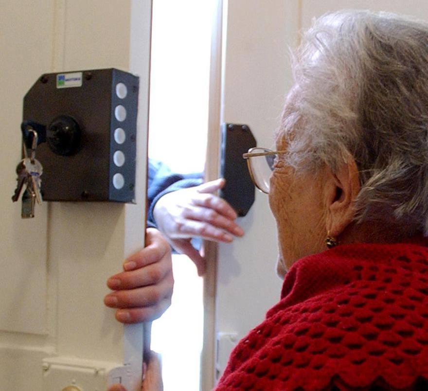 Finti incaricati comunali derubano una 76enne a Ceriano Laghetto