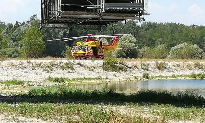 Malore mentre era nel Ticino, salvato dai bagnanti