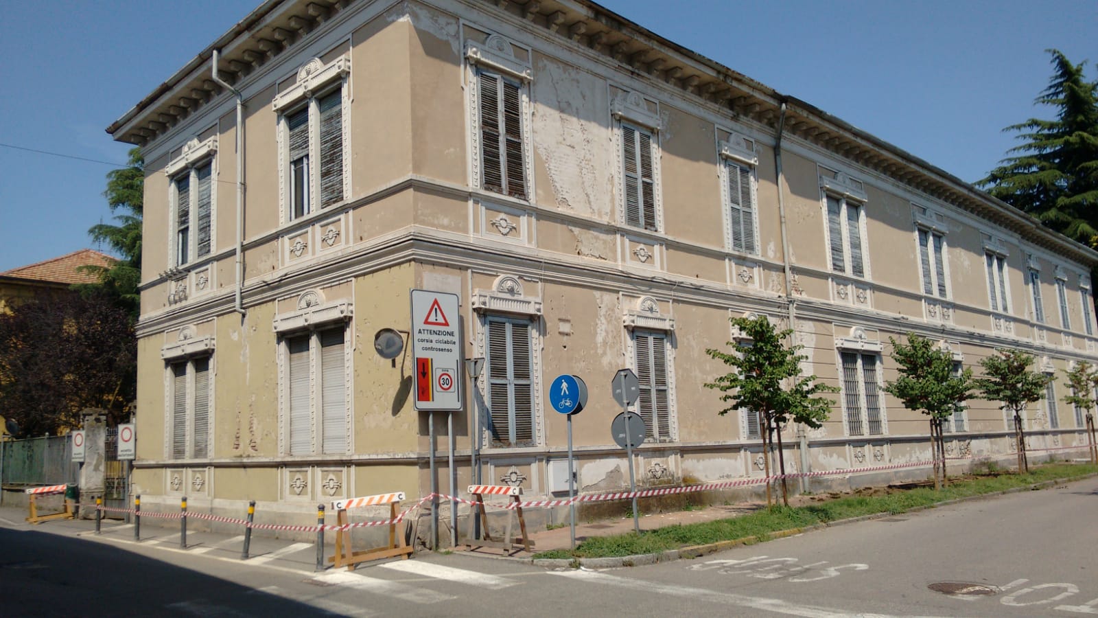 Cuggiono, i pompieri mettono in sicurezza l'ex palazzo comunale