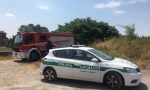 Dà fuoco alle sterpaglie e scappa