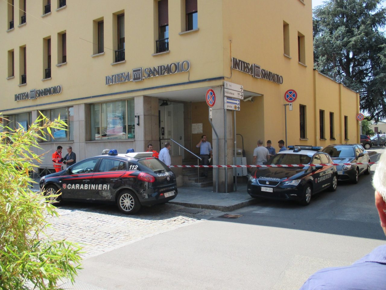 Rapina in banca, aggrediscono la cassiera con un coltellino
