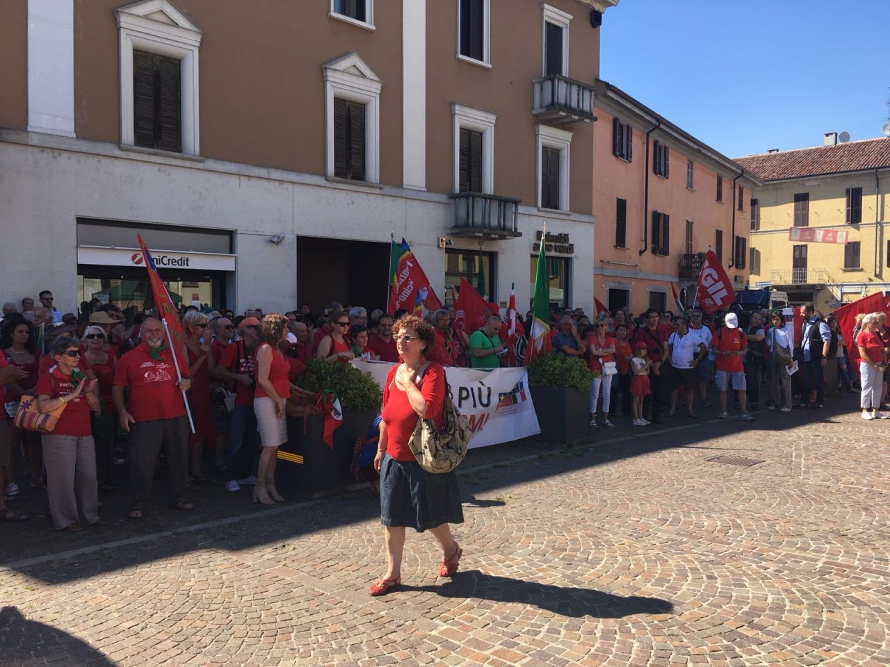 Manifestazione ad Abbiategrasso antifascista contro la Festa del sole