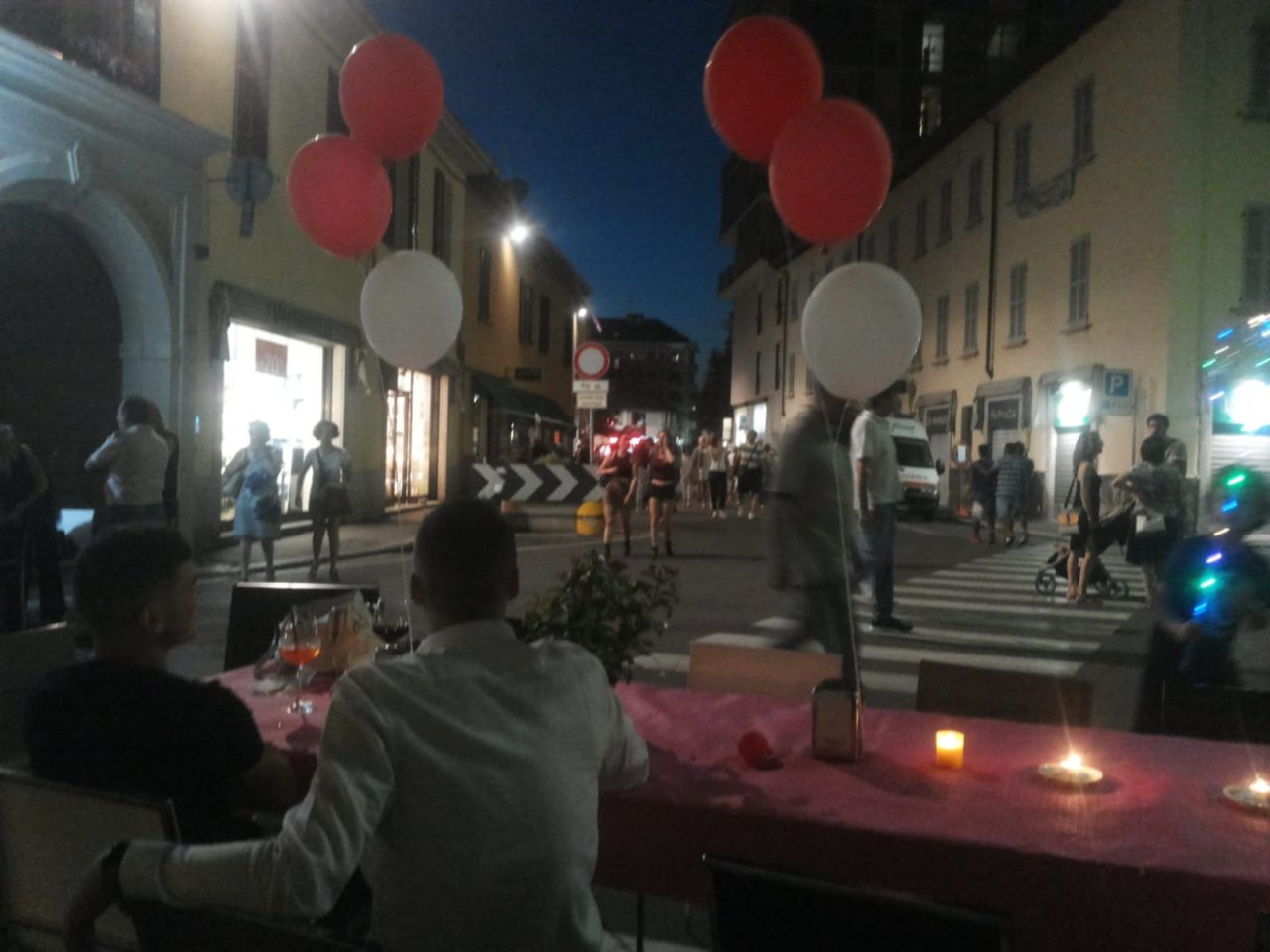 Notte rosso Magenta: un bagno di folla per le vie della città