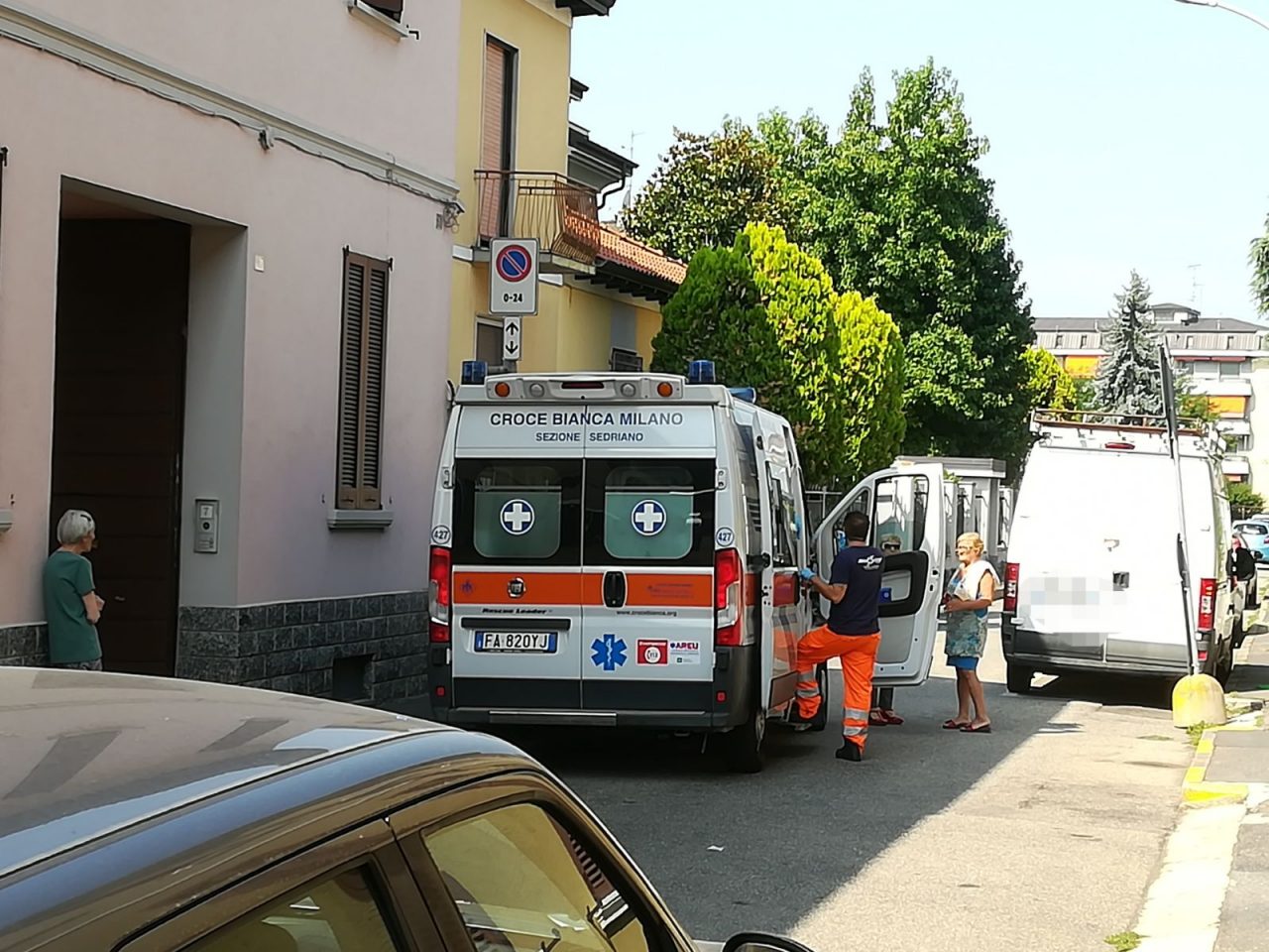 Cade dalla scala: paura per una 91enne di Sedriano