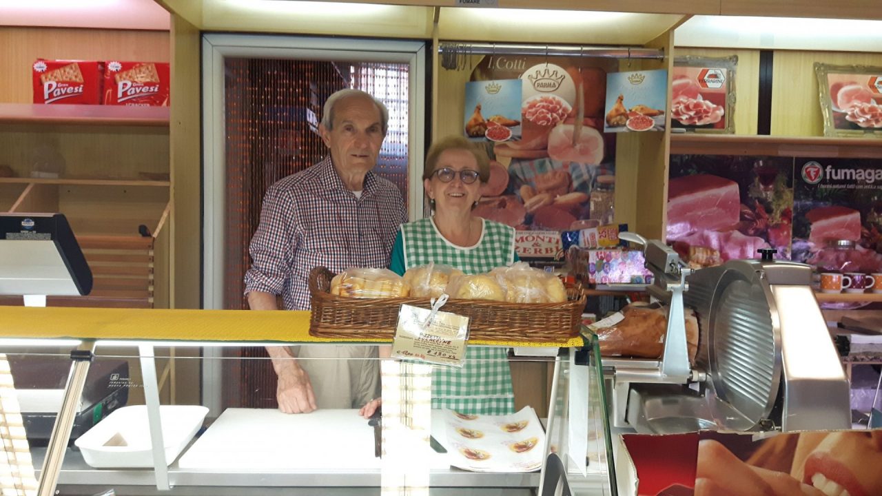 Arese, l’alimentari di via Valera chiude dopo 40 anni