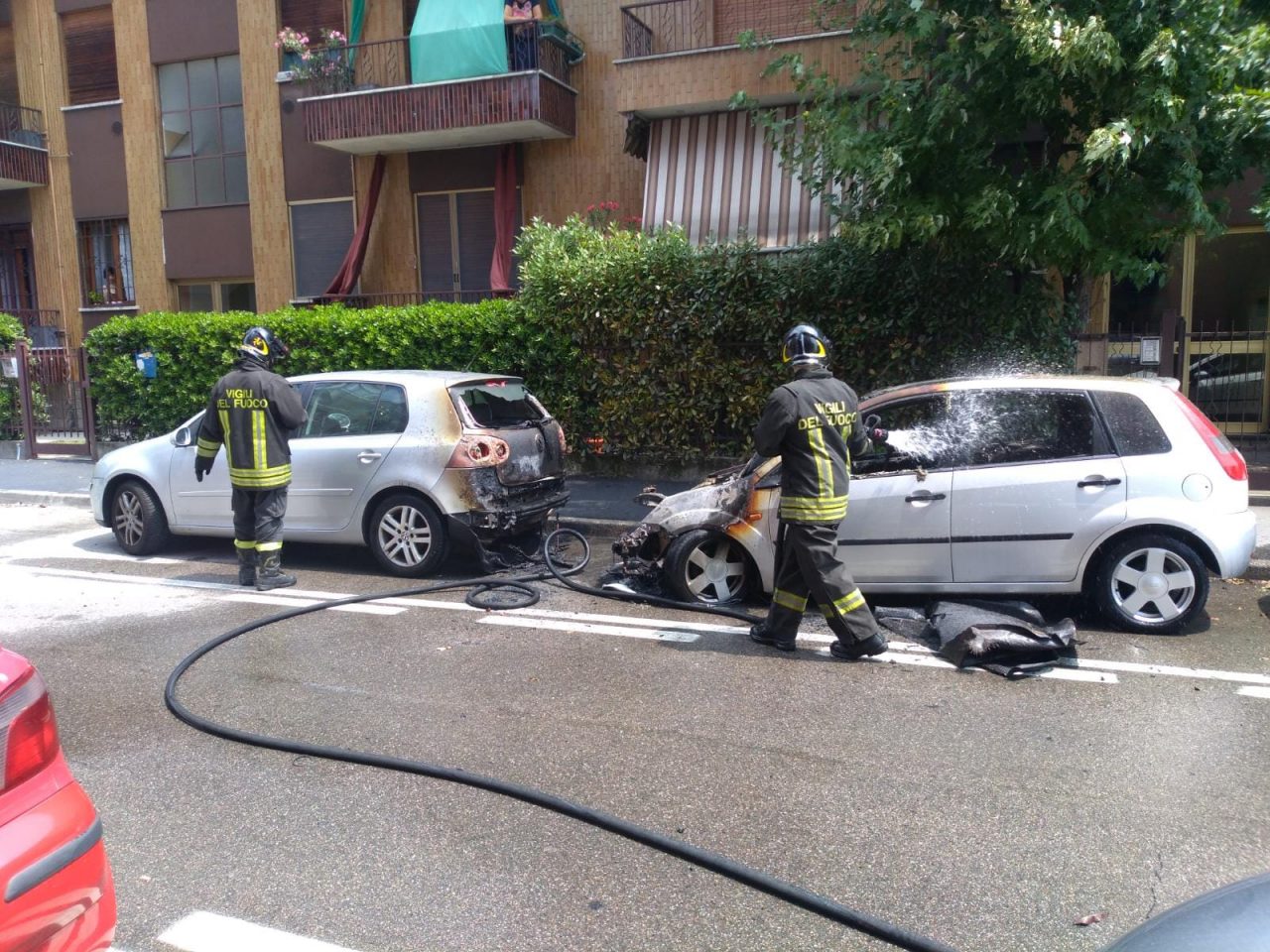 Auto in fiamme per cortocircuito a Settimo Milanese