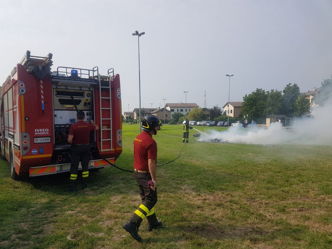 Fiamme dal camion, paura a Bollate