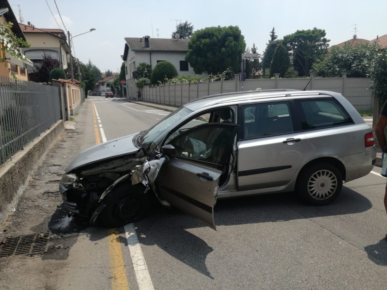 Malore al volante, si schianta contro un cancello