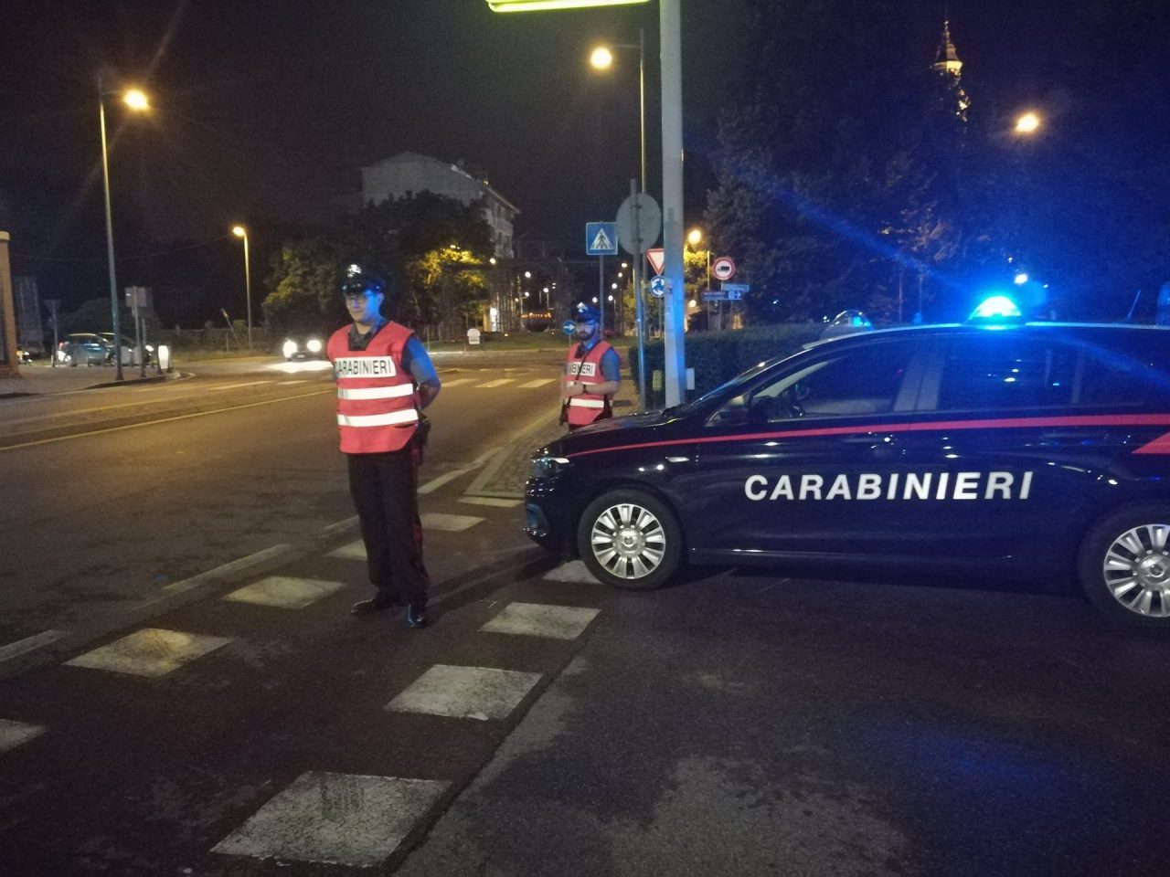 Maxi controllo dei carabinieri: bloccati con armi e droga