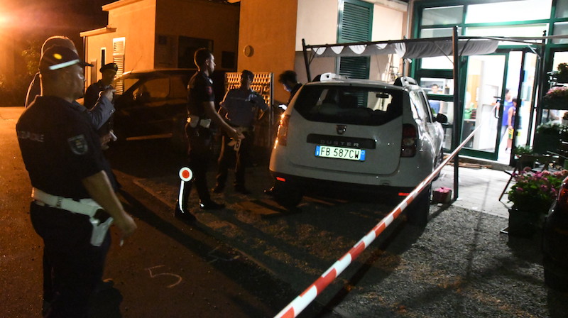 Sbaglia pedale e investe quattro persone, donna muore in ospedale FOTO