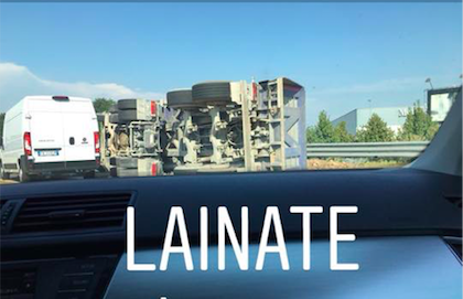 Camion si ribalta: paura a Lainate