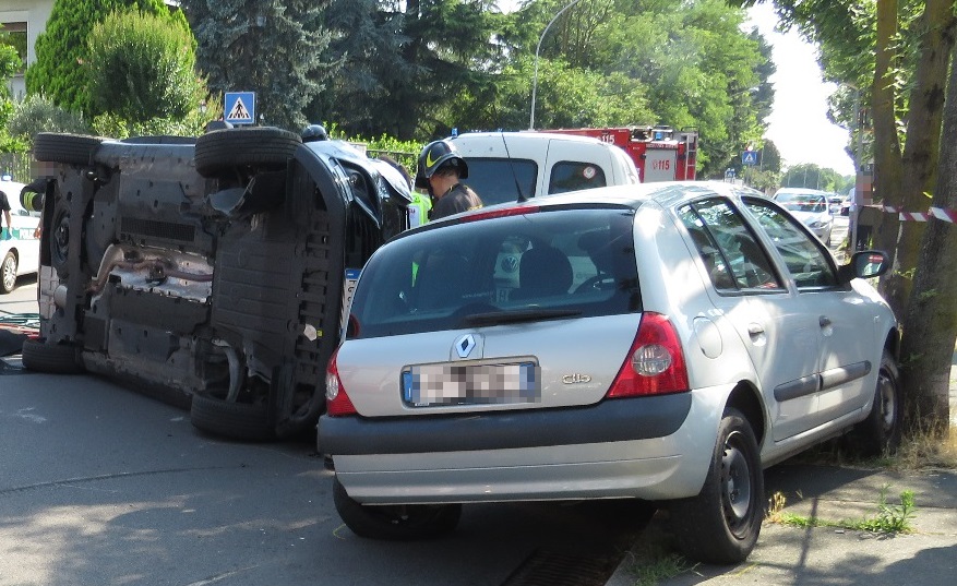 Mamma in auto si ribalta con il bimbo di un anno
