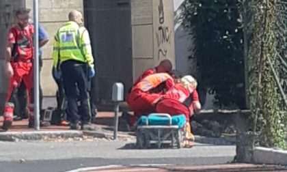 Malore per strada, paura per una donna
