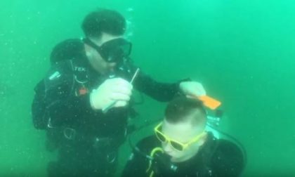 Taglio di capelli da record in immersione nel lago di Lecco