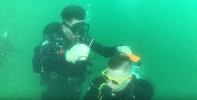 Taglio di capelli da record in immersione nel lago di Lecco
