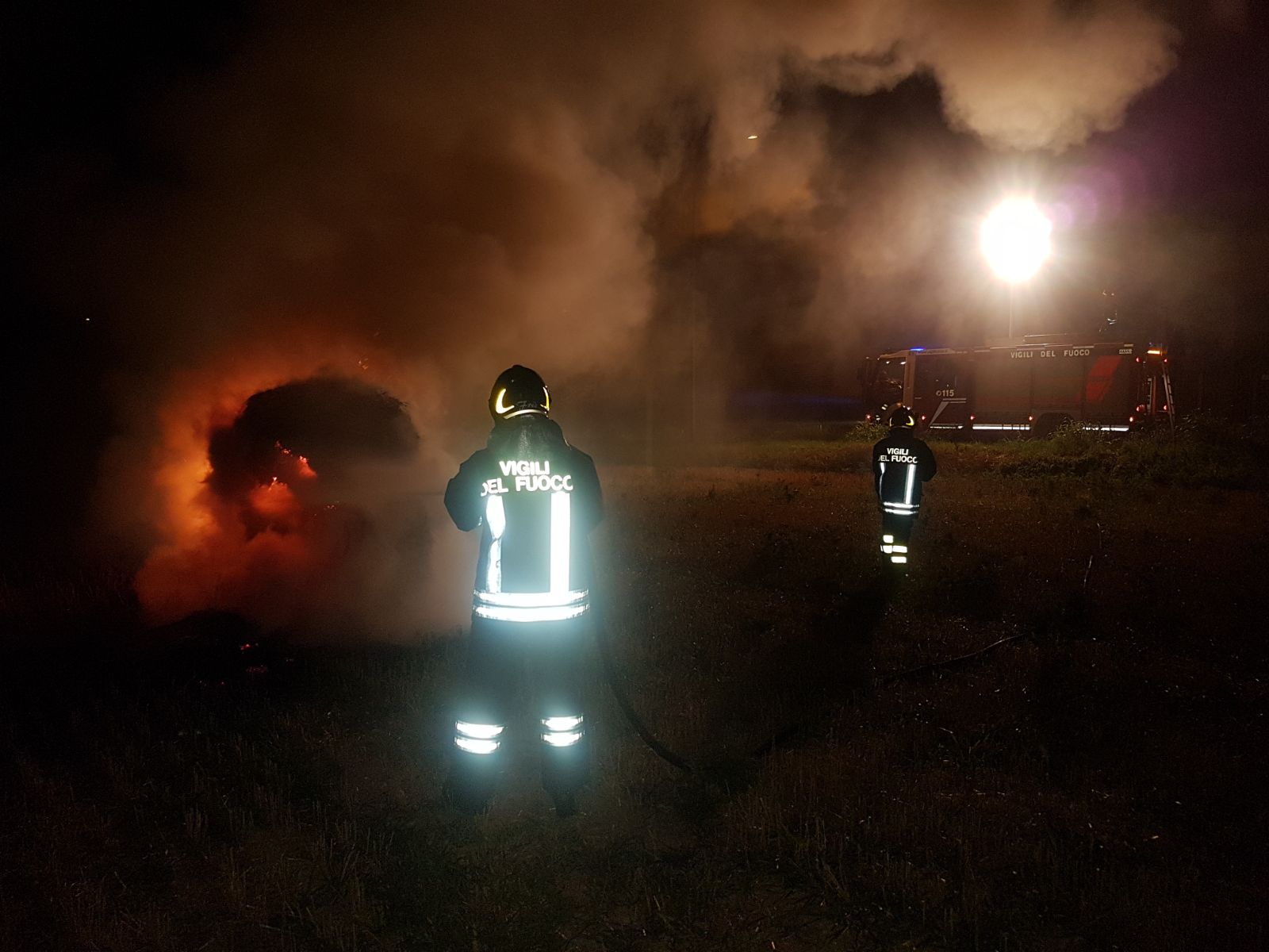 Balle di fieno a fuoco