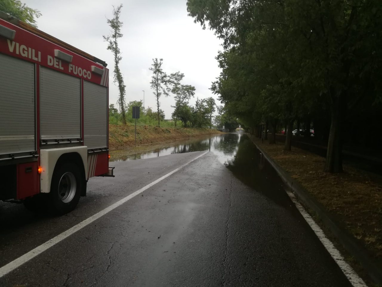 Circonvallazione allagata, strada chiusa