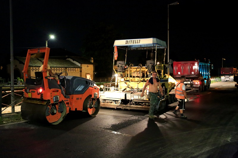 Gaggiano, ponte carrabile sul Naviglio grande: asfaltatura record