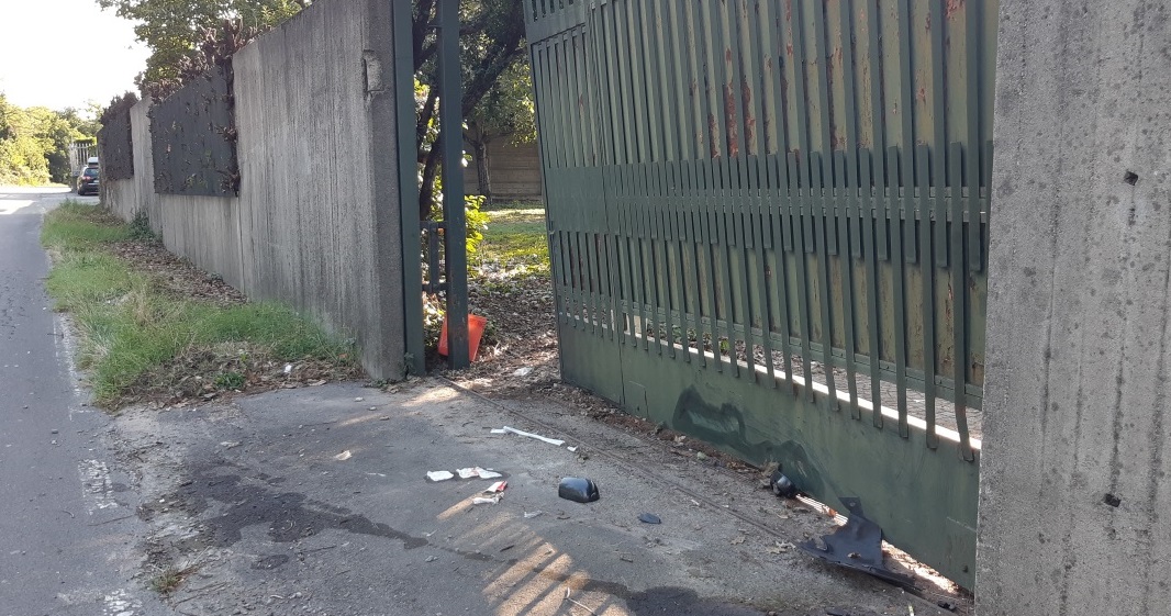 Si schiantano in auto contro un cancello, arriva l’elisoccorso LE FOTO