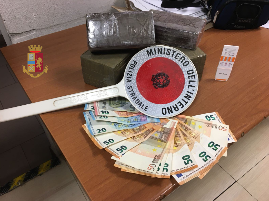 Inseguimento sull’A8: arrestati due spacciatori