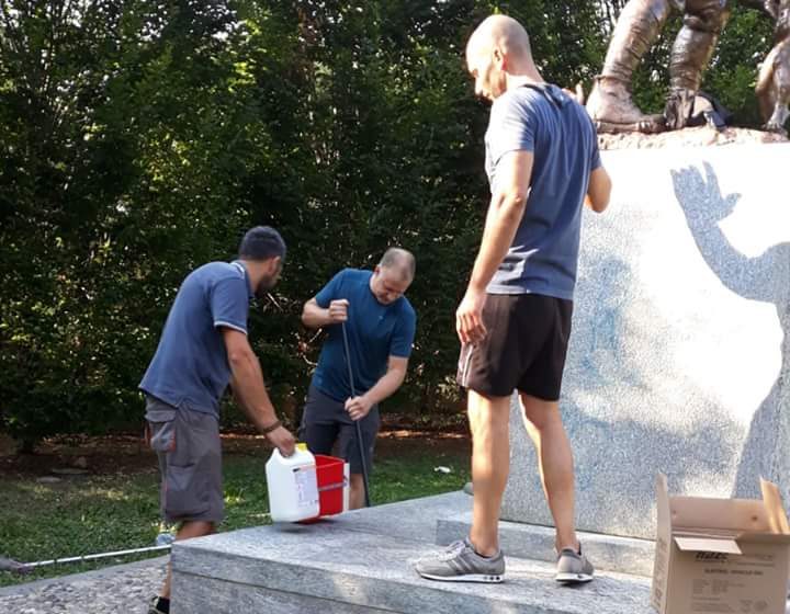 Monumento vandalizzato, alpini al lavoro per ripulirlo
