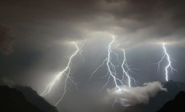 Sfiorati dal fulmine sui monti, donna sotto shock