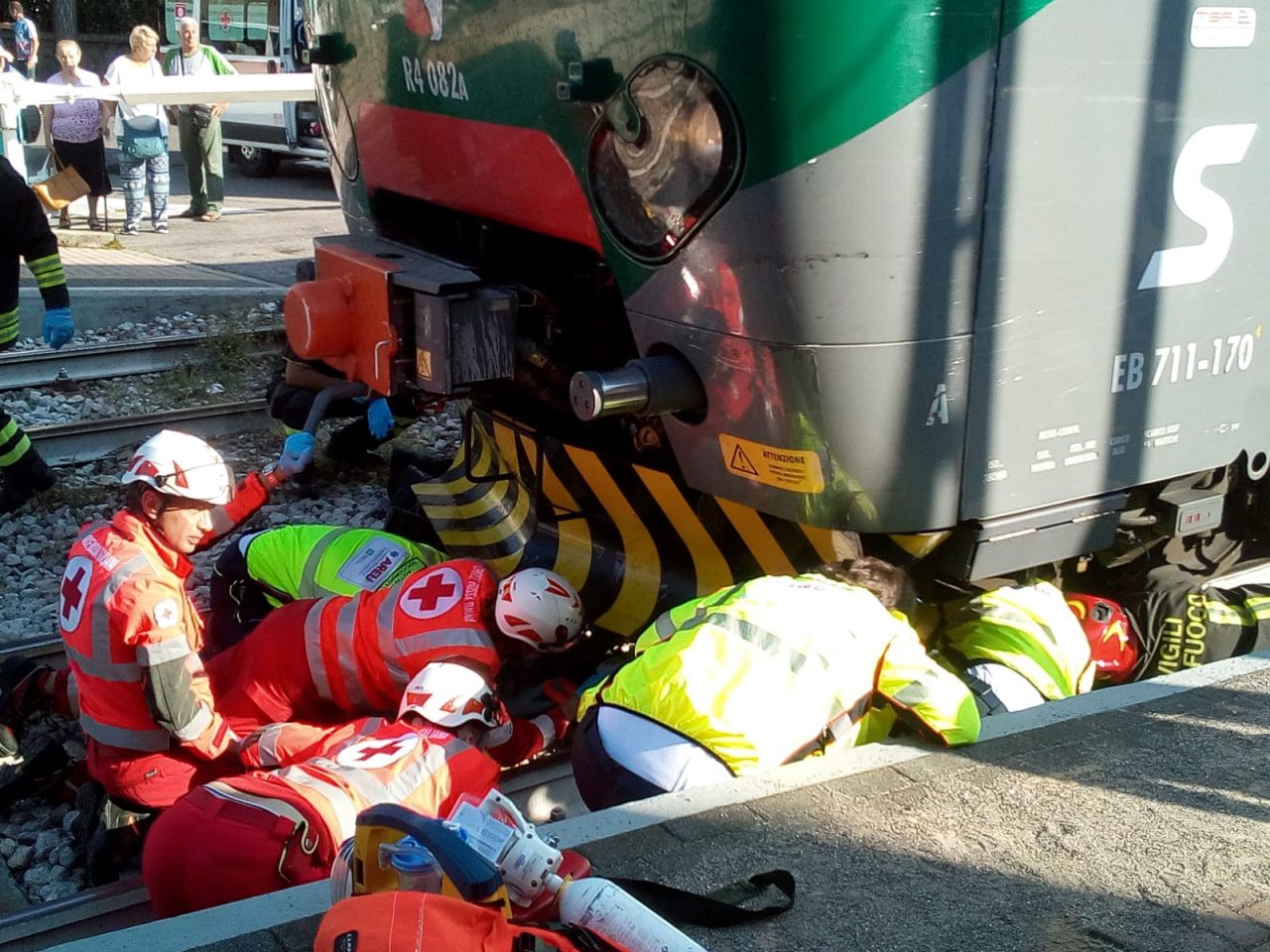 Donna sotto il treno a Fino Mornasco: mobilitazione di soccorsi per salvarla FOTO