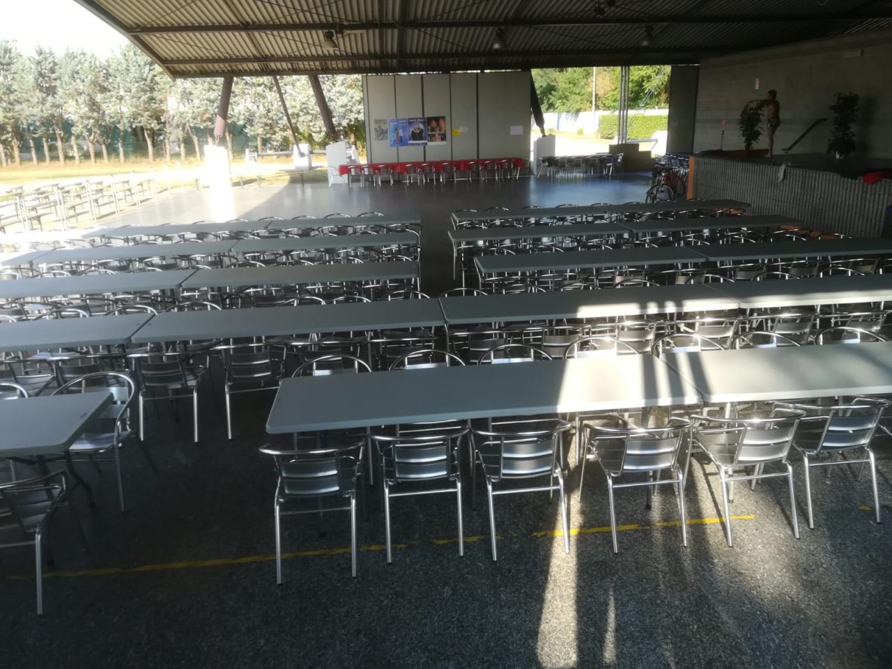 Castano Primo, nuovi tavoli alla tensostruttura
