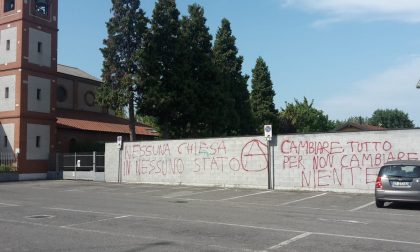 Vandali a Bettolino: imbrattati muri con scritte FOTO