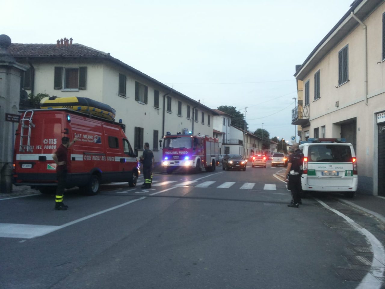 Crollano due piante, strada Bottego chiusa