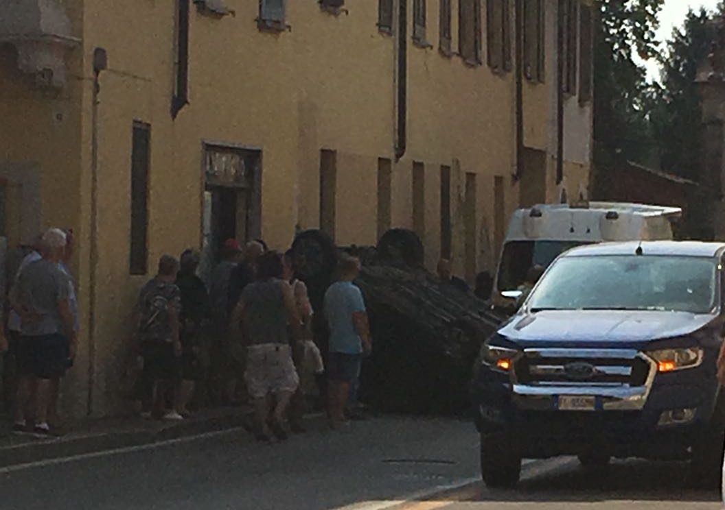 Auto ribaltata a Robecco, soccorsi in azione