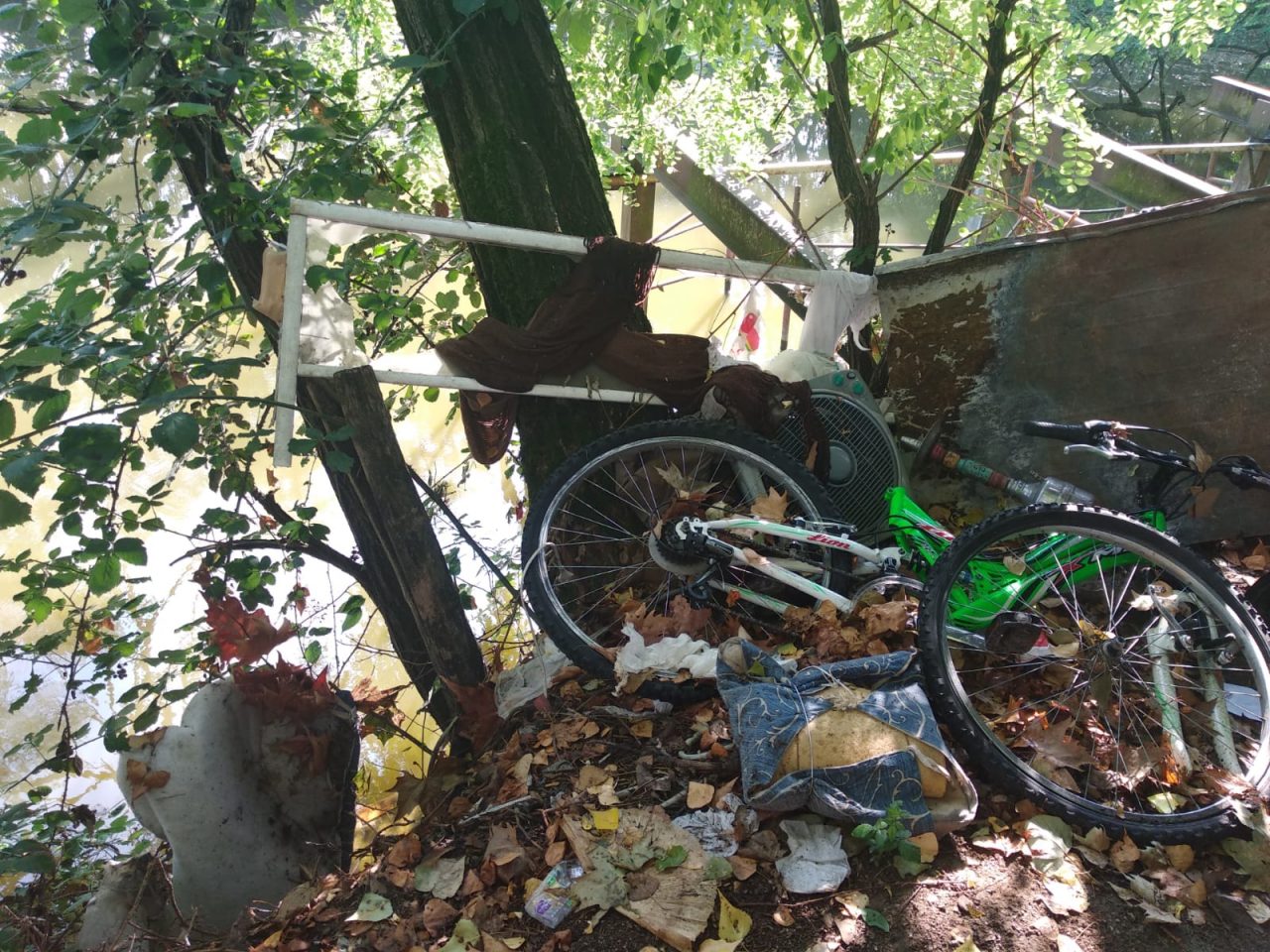 Corbetta: irregolari vivevano in una baracca tra i rifiuti, sgomberati FOTO