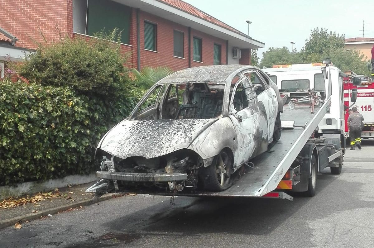 Auto esplosa a Castano, salvi i passeggeri