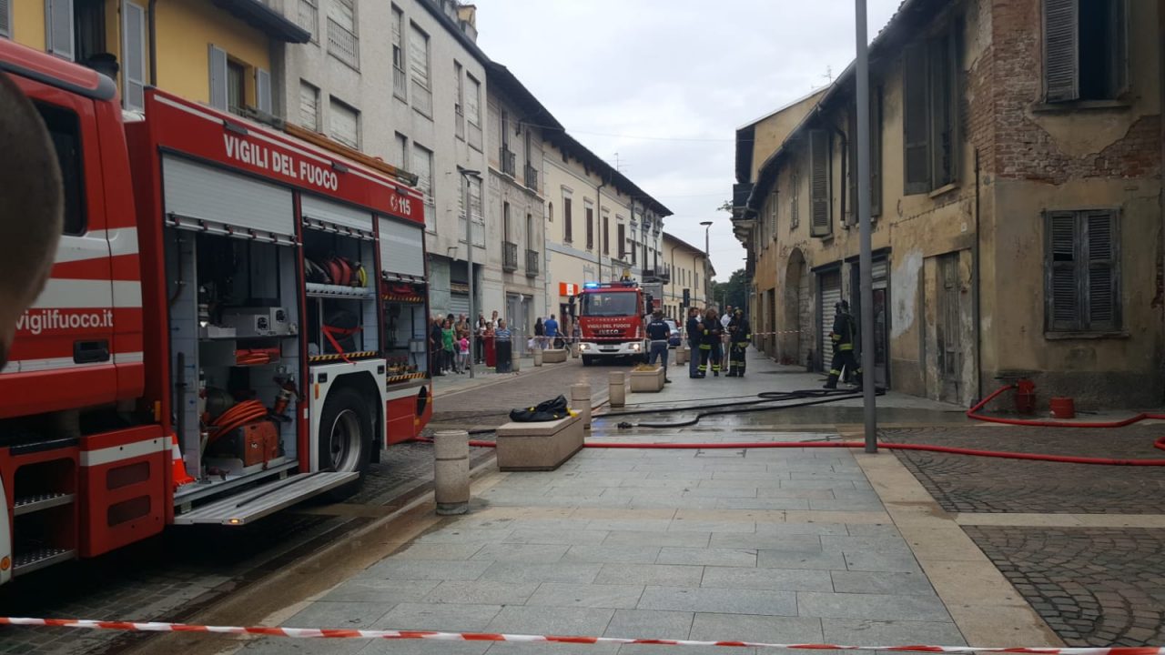 Incendio in centro a Rho, pompieri al lavoro