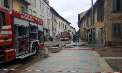 Incendio in centro a Rho, pompieri al lavoro