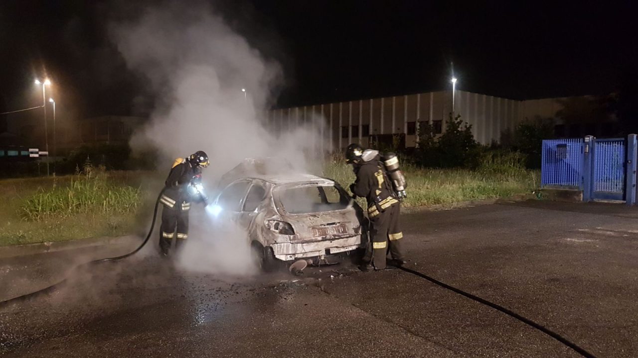 Auto a fuoco a Baranzate