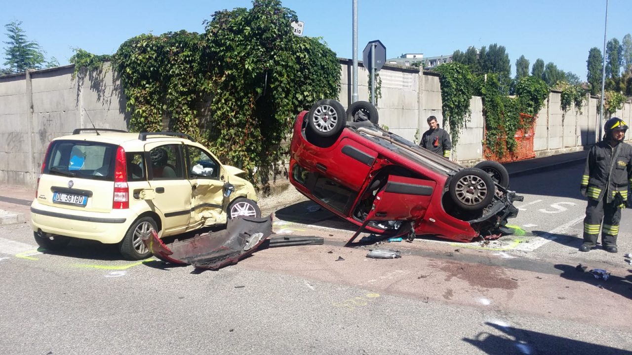Grave incidente a Bollate: auto ribaltata